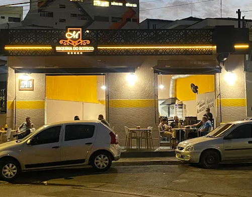 Fachada do Esquina do Boteco à noite - bar e boteco na Zona Norte de São Paulo com mesas na calçada e letreiro amarelo iluminado